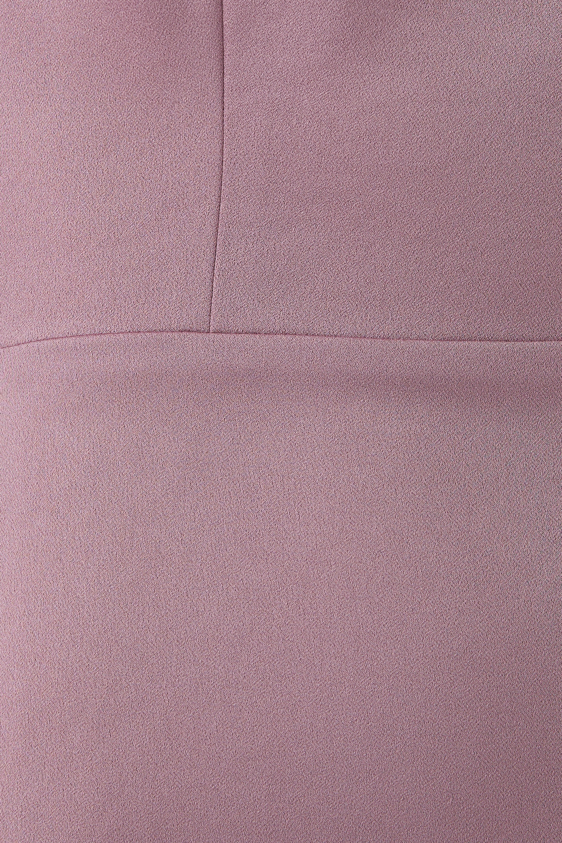 فستان بأكمام طويلة وظهر درابيه